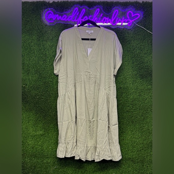 Gilli Dresses & Skirts - Gilli sage wide shoulder v-neck tiered dress